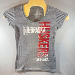 524 |Nebraska Huskers Gray Striped Graphic Tee Womens Large NCAA‎